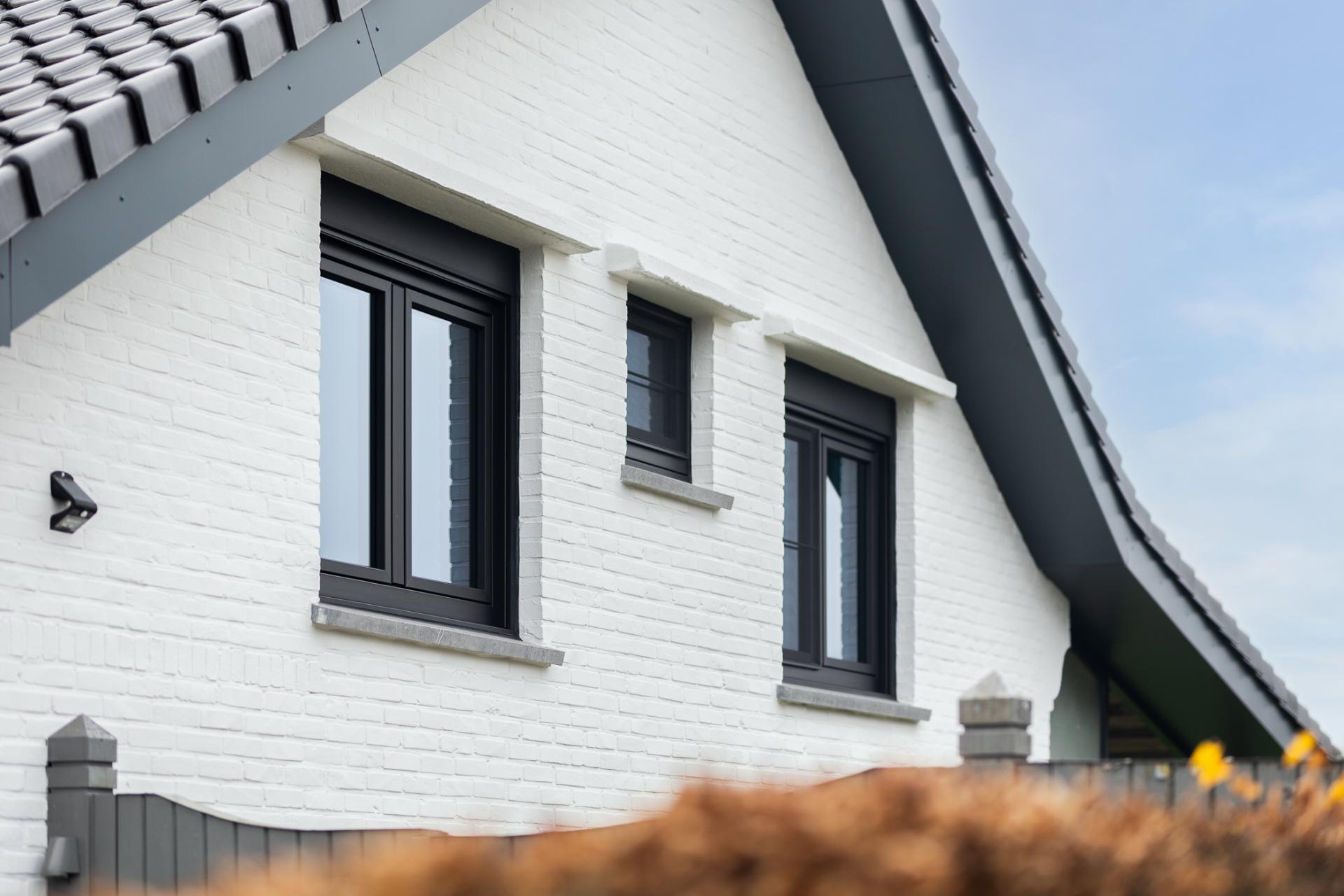 PVC ramen in moderne witte gevel van woning