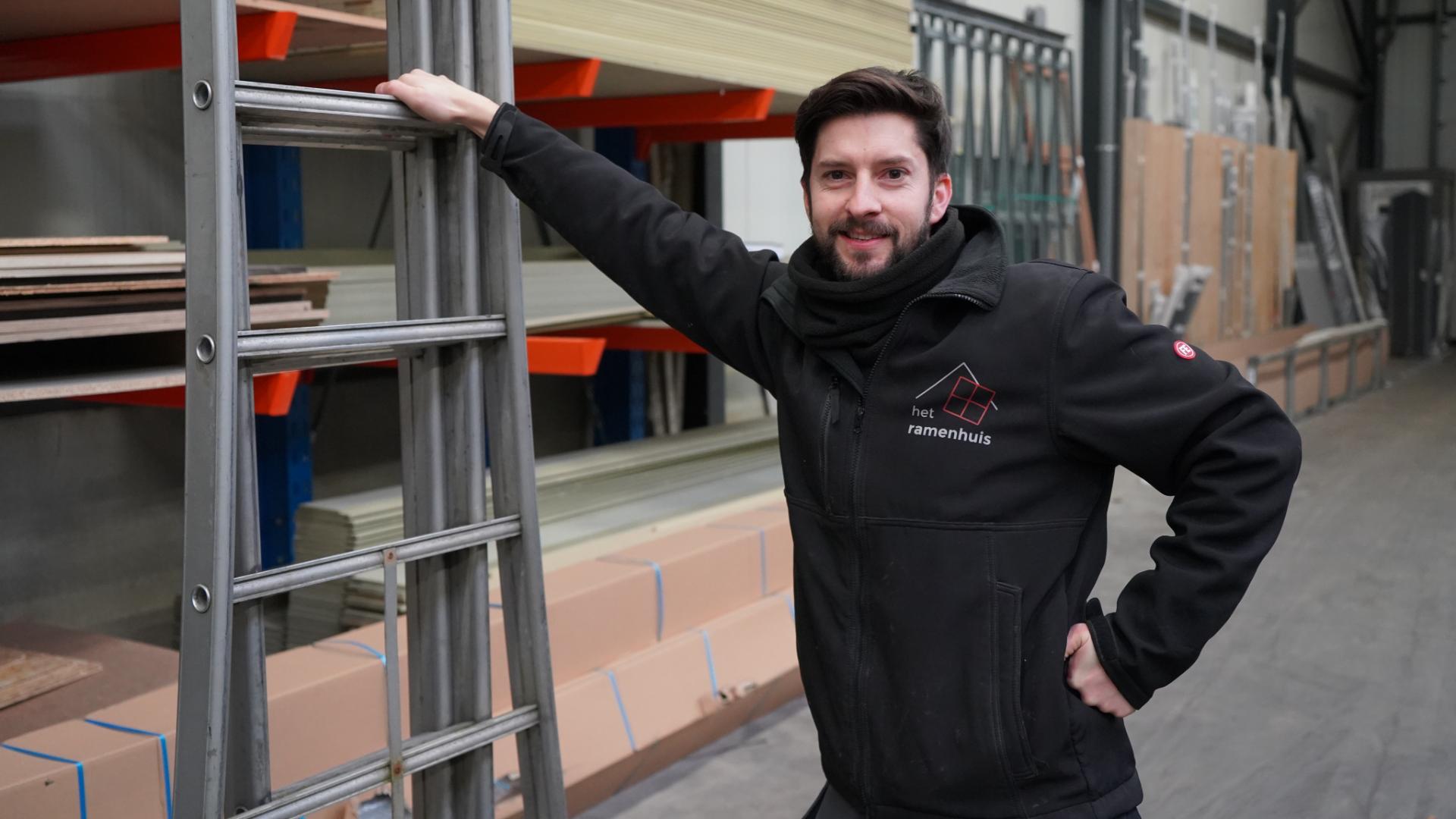vakman van Het Ramenhuis in magazijn met materialen voor ramen en deuren