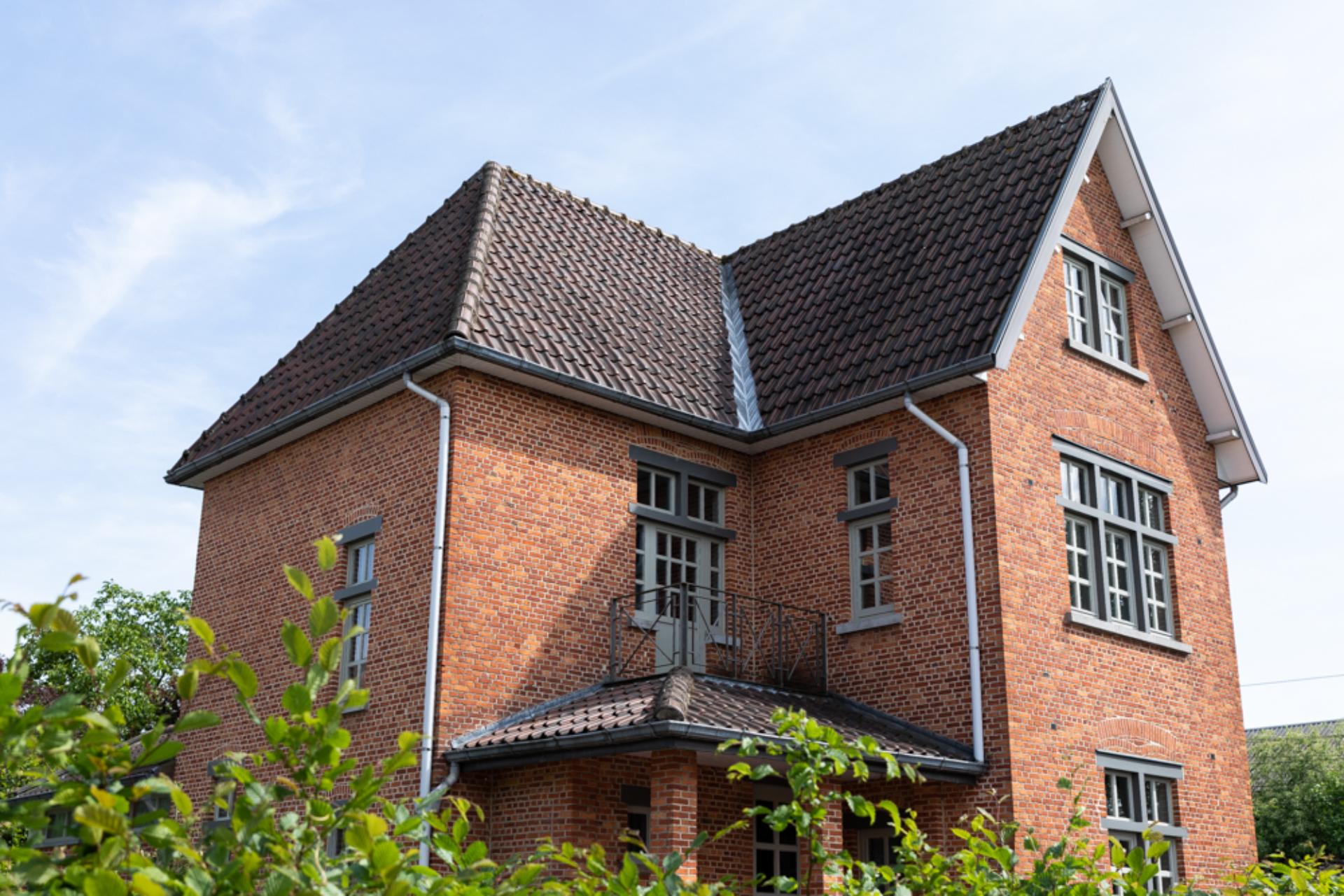 woning met ramen en deuren in bakstenen gevel