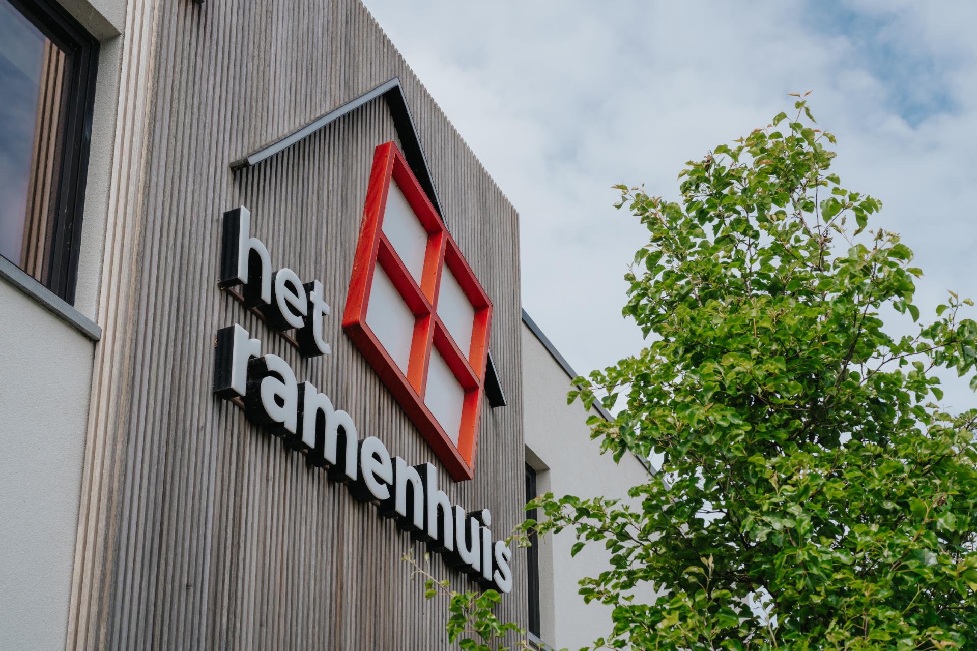 Gevel met logo van Het Ramenhuis