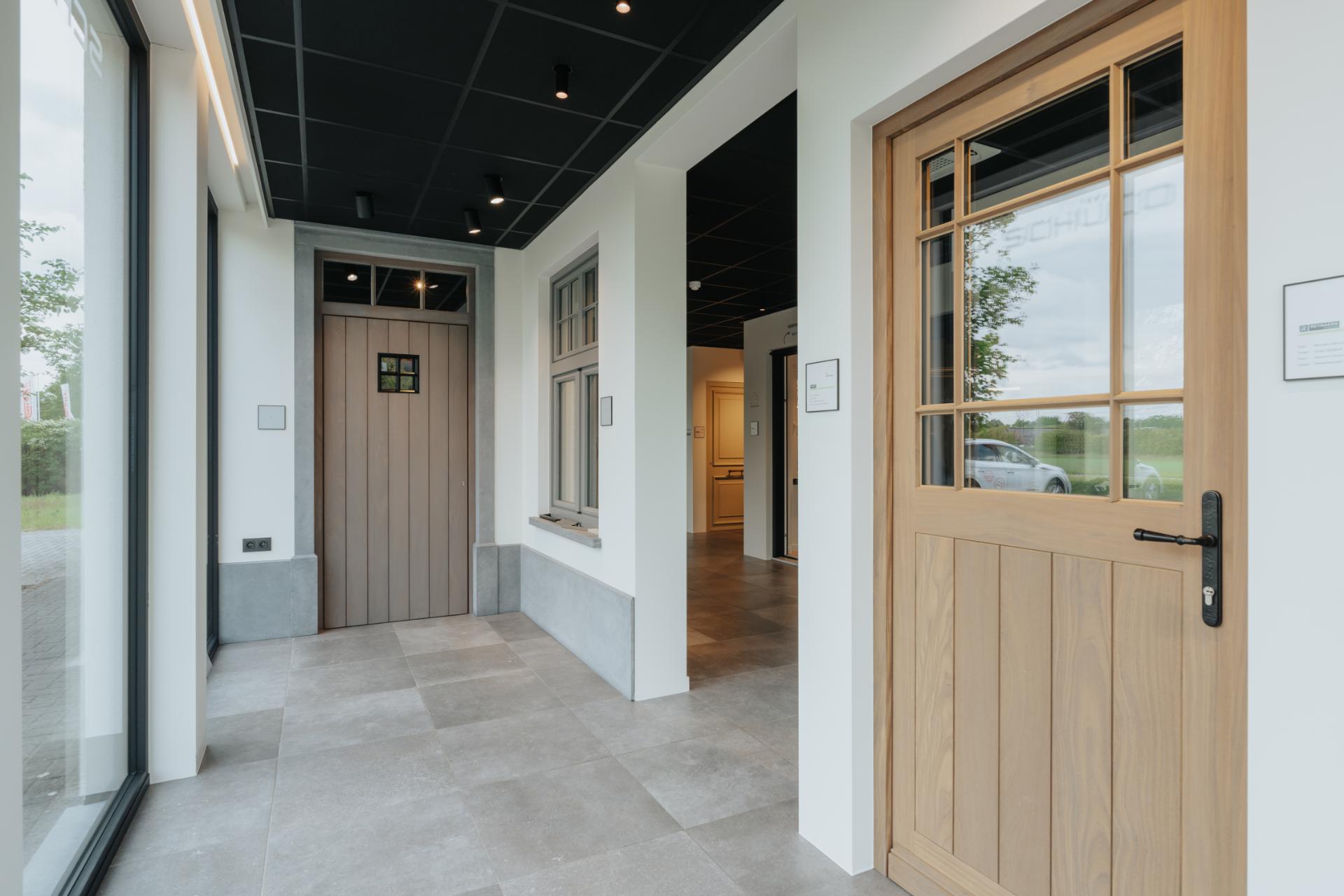 Houten voordeur en raam in moderne showroom met strak design