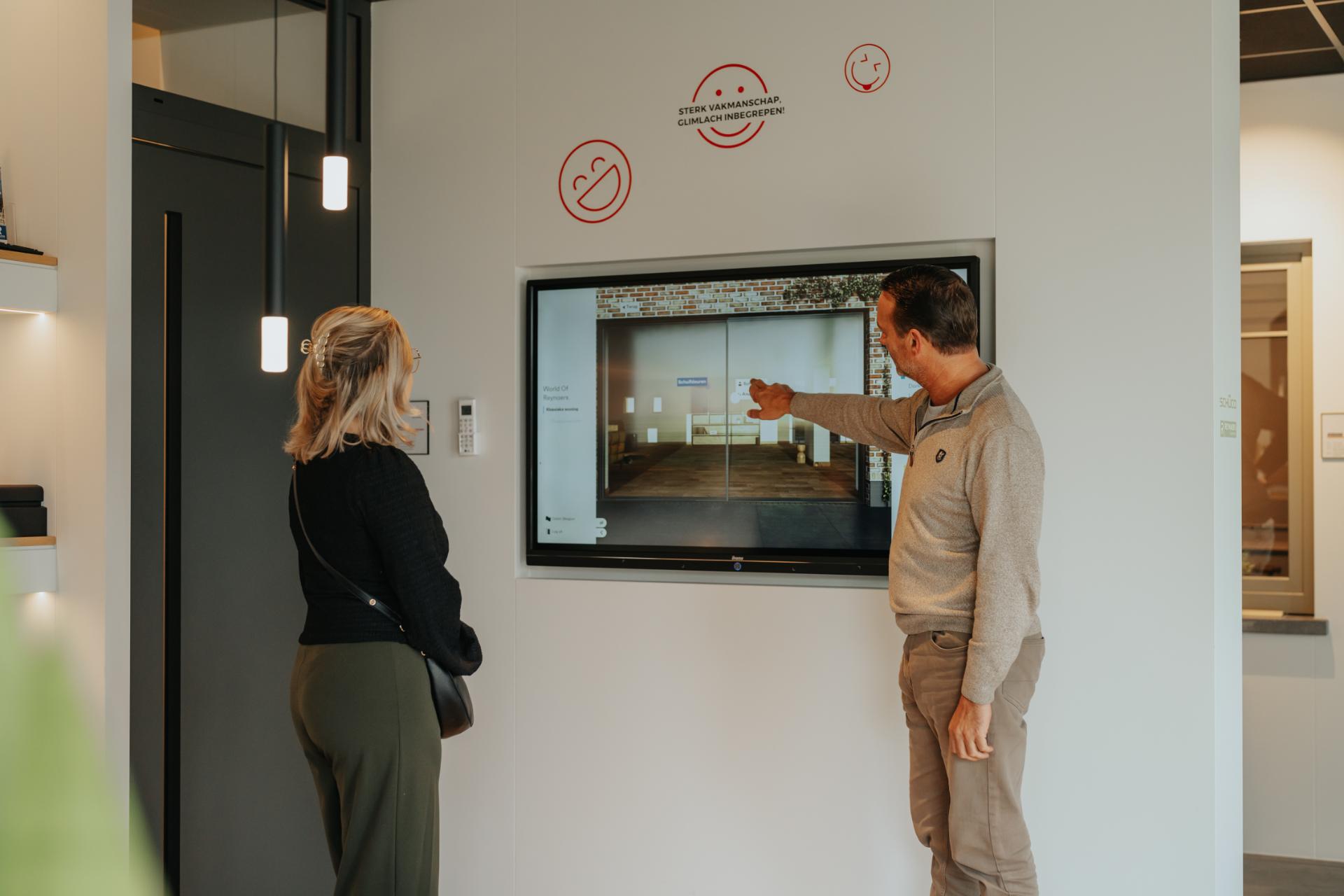 Adviseur toont interactieve showroom voor ramen en deuren aan klant