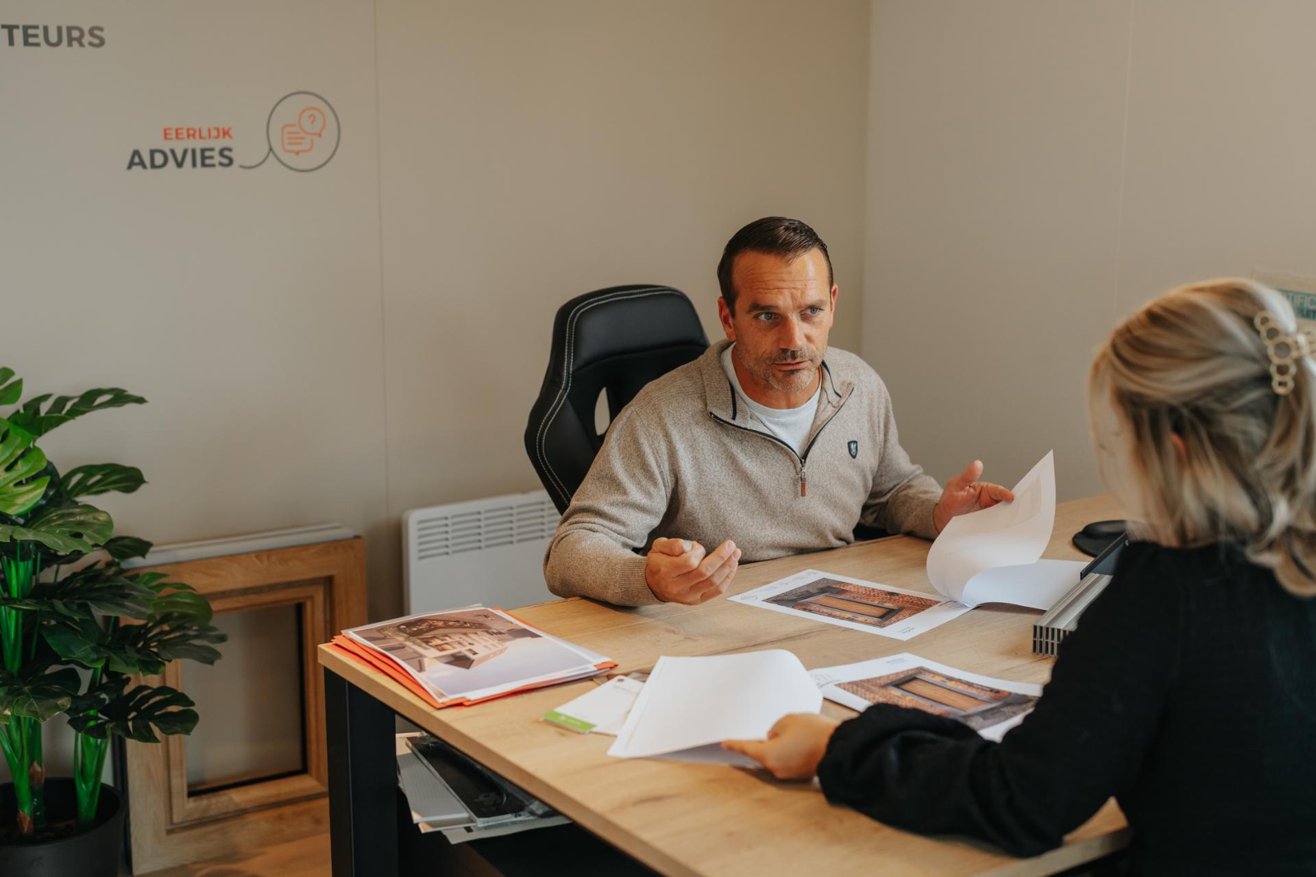 Klant bespreekt materiaalkeuze voor renovatiewerken