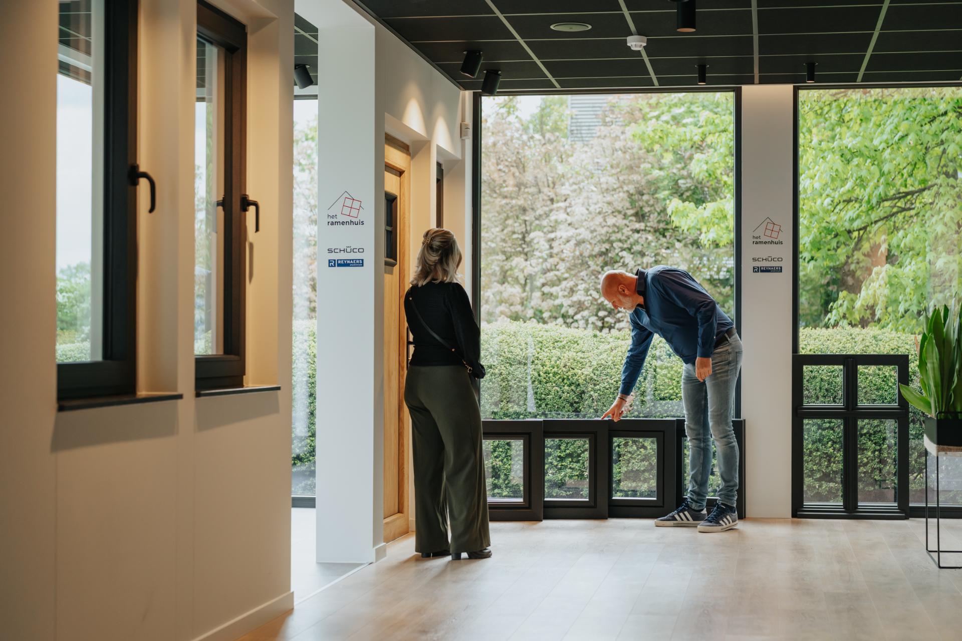 Moderne showroom met aluminium raamkozijnen en advies