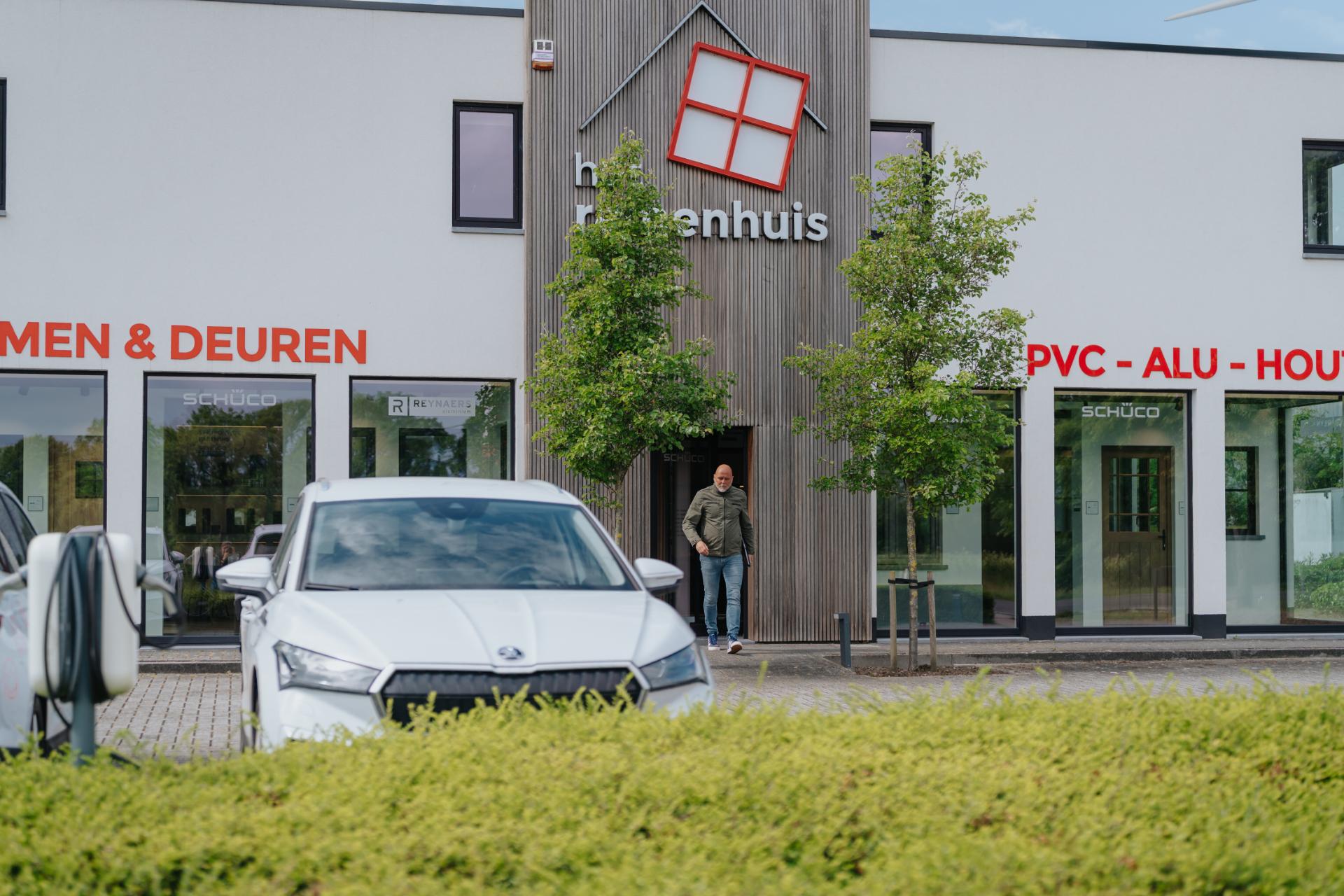 Klant arriveert aan showroom van Het Ramenhuis